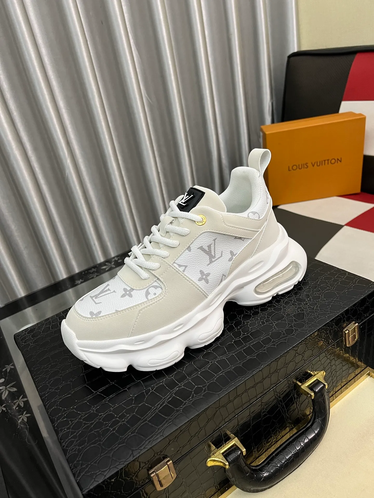 Men's shoes 💰458⌚️⌚️LV Louis Vuitton. The latest trendy casual shoes are popular in physical stores in sizes 38-44. New spring and summer comfortable imported custom original cowhide, unique jacquard fabric element design. Paired with sheepskin lining, Lv original bottom, [taiyang][taiyang] high-end packaging and high quality💪Details determine the quality, you can enter and leave the counter at will, welcome to compare🇮🇹